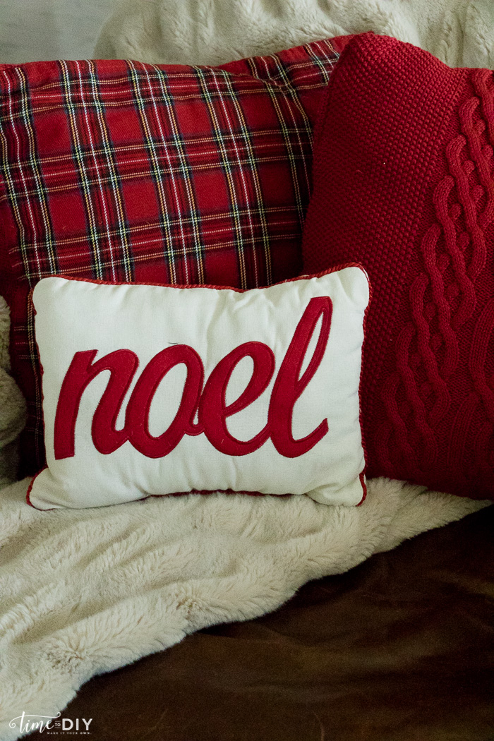 noel-pillow